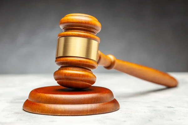 Holzhammer des Richters. Grauer Hintergrund — Stockbild Holzhammer des Richters. Grauer Hintergrund. — Stockfoto