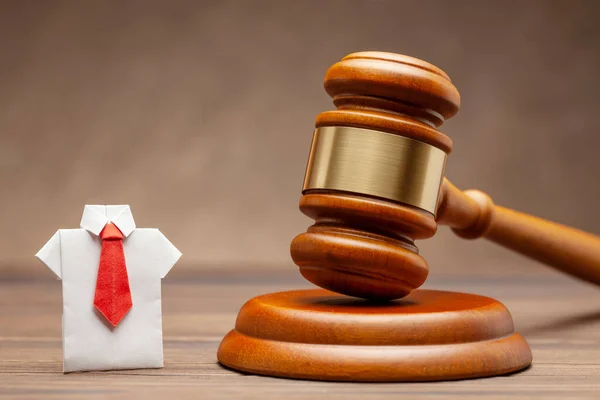 Geschäftsmann in Hemd und Krawatte und Richtergabel auf braunem Hintergrund. Konzept des Geschäftssatzes oder der Verurteilung von Geschäftsleuten. — Stockbild Geschäftsmann in Hemd und Krawatte und Richtergabel auf braunem Hintergrund. Konzept des Geschäftssatzes oder der Verurteilung von Geschäftsleuten — Stockfoto