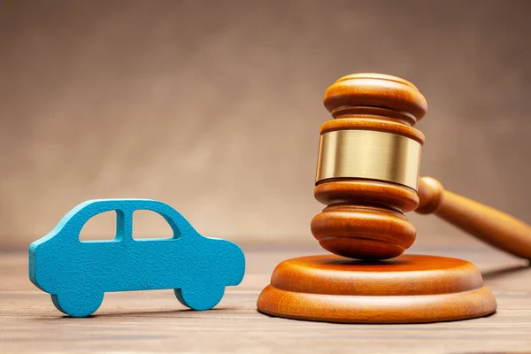 Bil och domare klubba på brun bakgrund. Begreppet försäljning av en bil genom auktion eller olycksstraff — Stockfoto