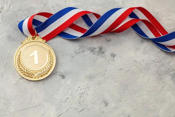 Altın madalya. Kurdeleli birincilik ödülü