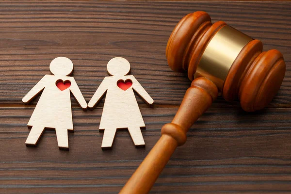 Суддя дав і фігуру двом лесбійським дівчатам, що тримаються за руки — стокове фото