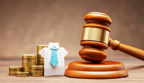 Geschäftsmann in Hemd und Krawatte mit Stapel Münzen und Richtergabel auf braunem Hintergrund. Konzept des Geschäftssatzes oder der Nichtzahlung von Steuern — Stockbild Geschäftsmann in Hemd und Krawatte mit Stapel Münzen und Richtergabel auf braunem Hintergrund. Konzept des Geschäftssatzes oder der Nichtzahlung von Steuern. — Stockfoto