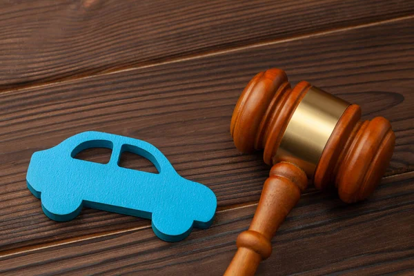 Sälja eller köpa en bil på auktion. Domen över en bilolycka, rätten. Blå bil och domare klubba — Stockfoto