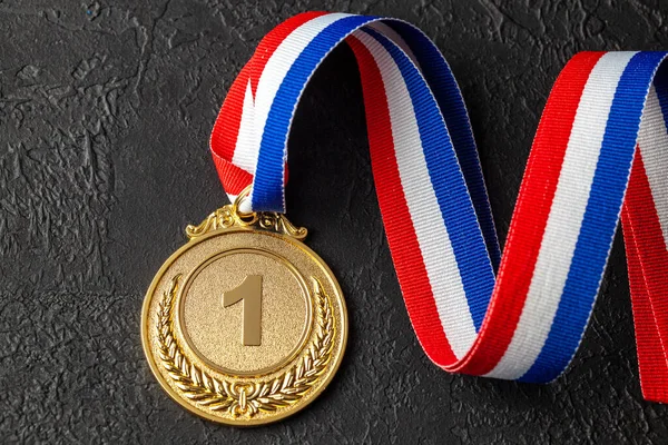 Medalha de ouro com fitas. Prêmio de primeiro lugar na competição. Prémio ao campeão. Fundo preto — Fotografia de Stock