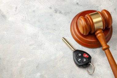 Araba kazası. Yargıç Tokmak ve araba alarm yüzünden kan kaybediyor. Araba Sigortası Çözümü