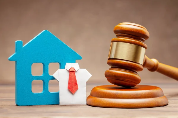 House with businessman in shirt and tie and judge gavel on brown background. Concept of selling a home by auction or sentence by right — Stock Photo, Image