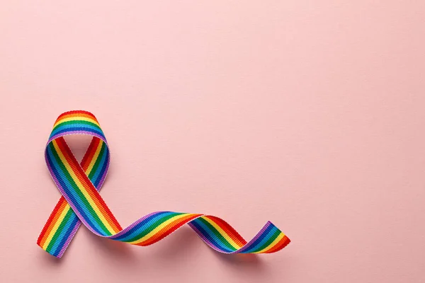 Cinta arco iris LGBT símbolo de la cinta de orgullo. Basta de homofobia. Fondo rosa. Copiar espacio para texto . — Foto de Stock