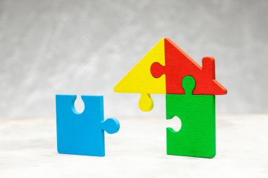 Ev bulmacası ev kredisi. Evin parçaları bir araya getirildi.