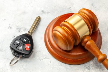 Araba kazası. Yargıç Tokmak ve araba alarm yüzünden kan kaybediyor. Araba Sigortası Çözümü