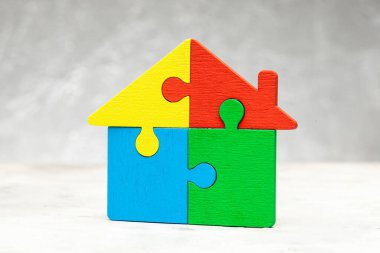 Ev bulmacası ev kredisi. Evin parçaları bir araya getirildi.