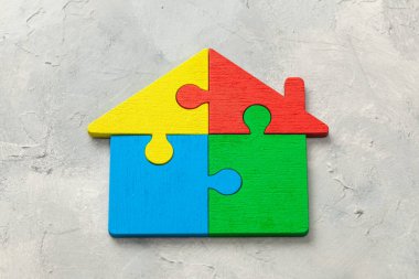 Ev bulmacası ev kredisi. Evin parçaları bir araya getirildi.