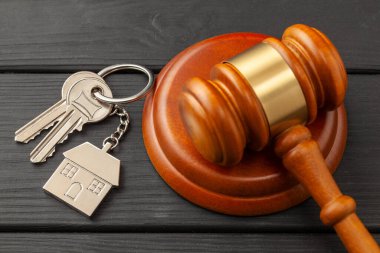Boşandıktan sonra eve geldim. Mülk bölümü. Yargıç Tokmak ve ev anahtarları. Açık artırmayla ev almak ya da satmak