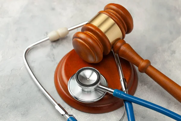 Juez martillo y estetoscopio. La ley en medicina, la sentencia por negligencia médica — Foto de Stock