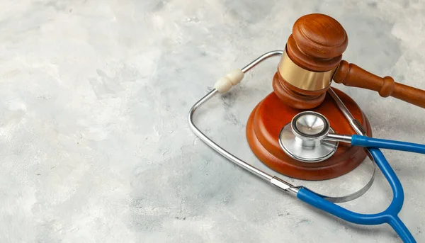 Juez martillo y estetoscopio. La ley en medicina, la sentencia por negligencia médica — Foto de Stock