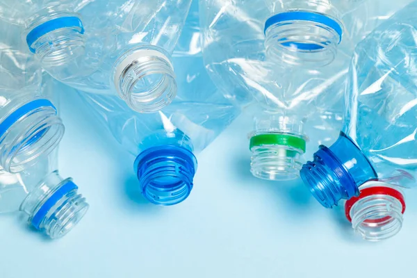 Gekromde plastic flessen op een blauwe achtergrond. Kunststof afval — Stockfoto