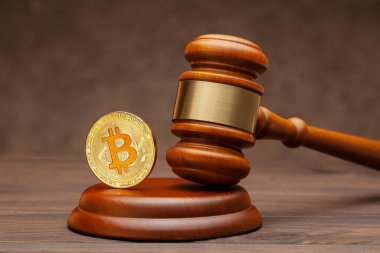 Bitcoin ve Yargıç Tokmak tahtadan kahverengi arka planda