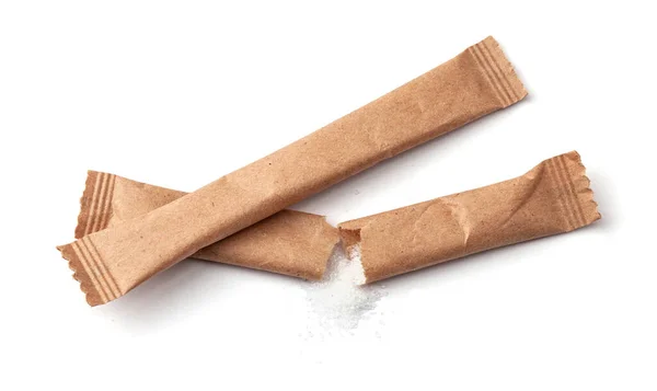 Băţ de zahăr rupt în două. Zahăr în ambalajul kraft de hârtie. Mock up pentru design izolat pe alb — Fotografie, imagine de stoc
