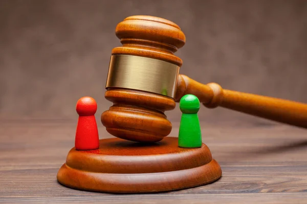 Angeklagt sind zwei Mandanten und ein Staatsanwalt, der den Streit vor Gericht schlichtet. Zwei Personen und Richtergabel — Stockbild Angeklagt sind zwei Mandanten und ein Staatsanwalt, der den Streit vor Gericht schlichtet. Zwei Personen und ein Hammer — Stockfoto