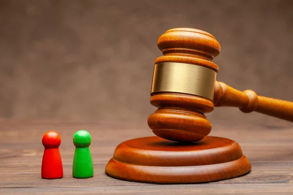 Angeklagt sind zwei Mandanten und ein Staatsanwalt, der den Streit vor Gericht schlichtet. Zwei Personen und Richtergabel — Stockbild Angeklagt sind zwei Mandanten und ein Staatsanwalt, der den Streit vor Gericht schlichtet. Zwei Personen und ein Hammer — Stockfoto