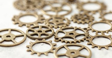 Gri arkaplandaki saatten eski metal dişliler