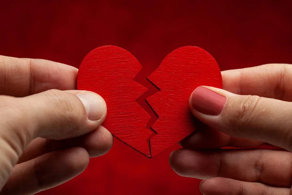 Homem e mulher rompem a relação. Coração partido. Rachadura no coração vermelho, Quebrando o relacionamento — Fotografia de Stock