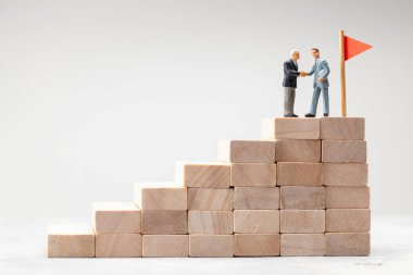 Hedefe giden yolun sembolü olarak öne çıkıyor. İş adamları takım çalışmasının bir sembolü olarak el sıkışıyor 