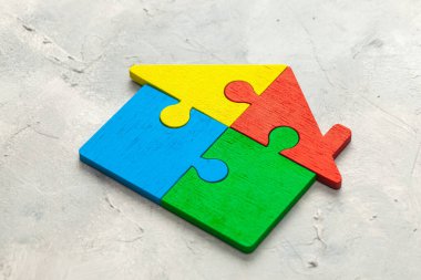 Ev bulmacası ev kredisi. Evin parçaları bir araya getirildi.