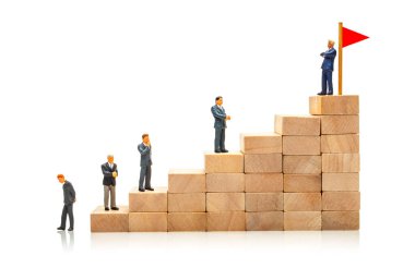 İş dünyasındaki rekabet. Bir hedefe ulaşmak ve bir rakibin etrafından dolaşmak. Takım elbiseli iş adamları ve merdivenlerde başarılı bir iş yolu.