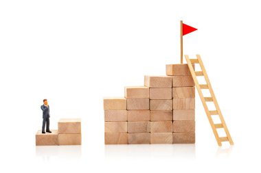 Hedefe ulaşmada sorunun üstesinden gelmek için zor ve kolay bir yol. İş adamı sorunu çözdü