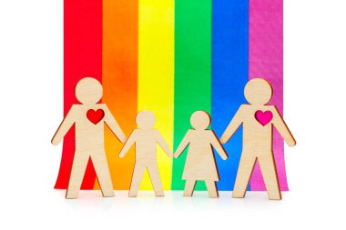 Çocuklu eşcinsel aile. LGBT topluluğunun gökkuşağı bayrağının arka planında oğlu ve kızı olan iki baba.