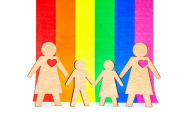 Çocuklu lezbiyen aile. LGBT topluluğunun gökkuşağı bayrağının arka planında oğlu ve kızı olan iki anne.