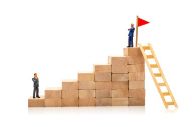 Hedefe ulaşmak için zor ve kolay bir yol. Kariyer gelişimi konsepti. Basamakların başındaki bir işadamı bayrağın yanındaki ikinci aşçıdır.