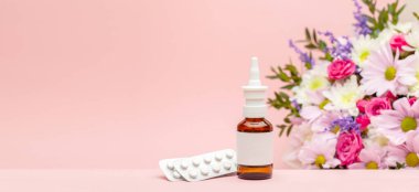 Çiçeklere alerjim var. Çiçeklere ve pembe arka plana karşı alerji ilacı ve haplar.