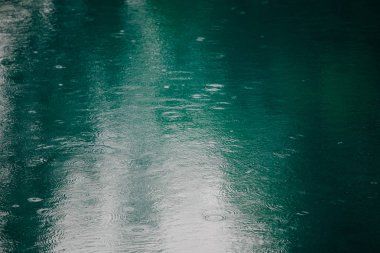 Yağmurda doğal mineral pınarı