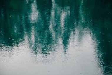 Yağmurda doğal mineral pınarı