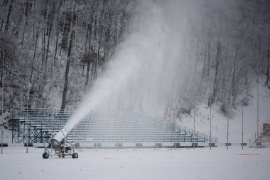 Kar makinesi topu kar yapıyor.