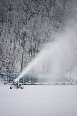Kar makinesi topu kar yapıyor.