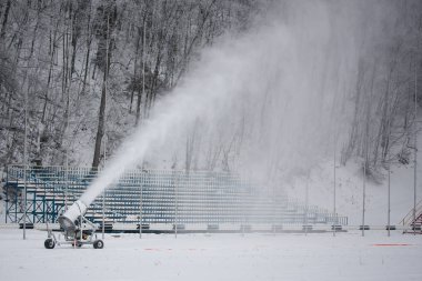 Kar makinesi topu kar yapıyor.