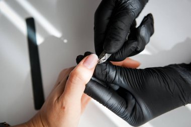 tırnak makası ile klasik manikür