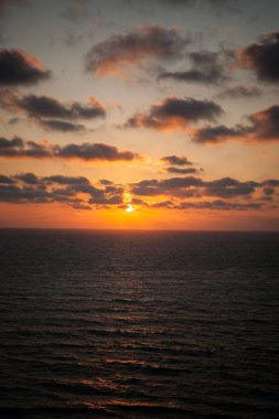 Akdeniz üzerinde parlak günbatımı