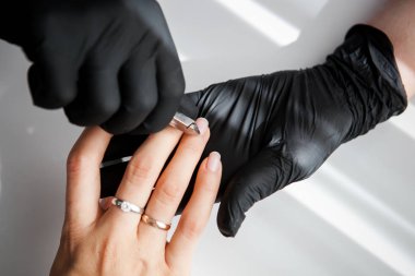 tırnak makası ile klasik manikür