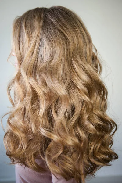 Blondynka Idealnymi Lokami Długie Włosy Lokami — Zdjęcie stockowe