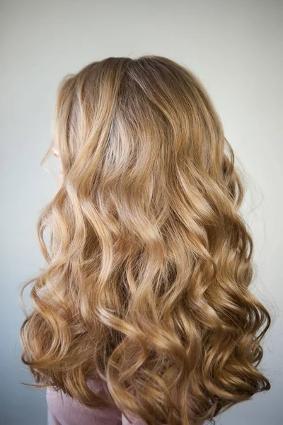 Blond Dokonalými Kudrlinkami Dlouhé Vlasy Kudrlinkami — Stock fotografie