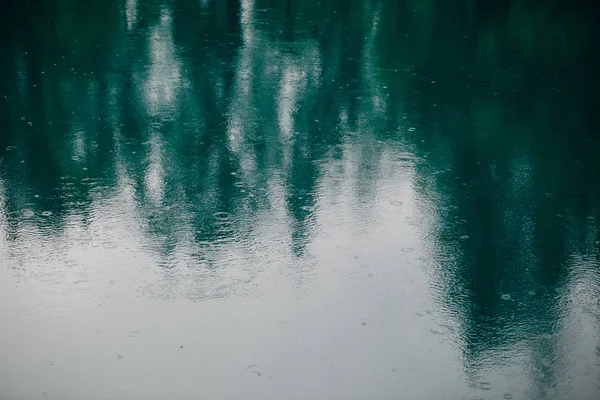 Природне Мінеральне Джерело Під Дощем — стокове фото