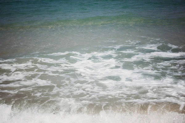 天気の良い日にターコイズブルーの水と地中海のビーチ — ストック写真