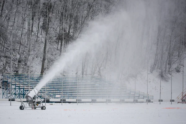 Kar makinesi topu kar yapıyor.