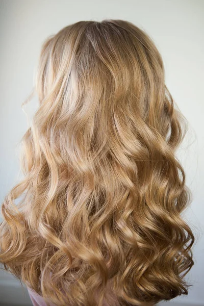 Blond Dokonalými Kudrlinkami Dlouhé Vlasy Kudrlinkami Stock Snímky