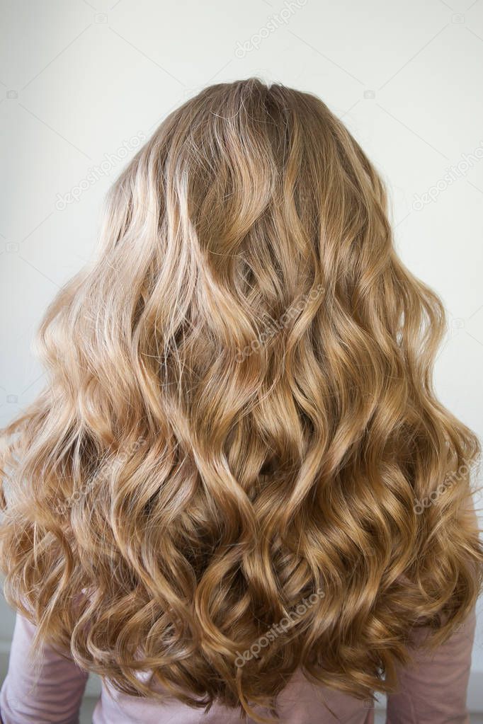 blond with perfect curls, long hair with curls,
