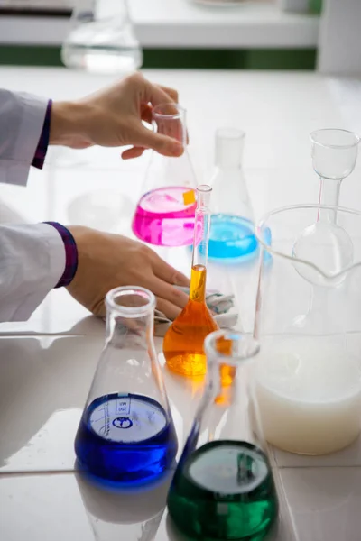 Girl Lab Technician Mixes Various Liquids Flasks Laboratory — Stock Photo, Image