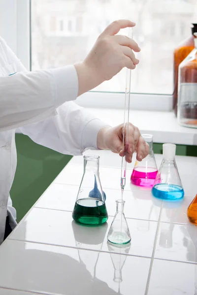 Девушка Лаборант Смешивает Различные Жидкости Колбах Лаборатории — стоковое фото